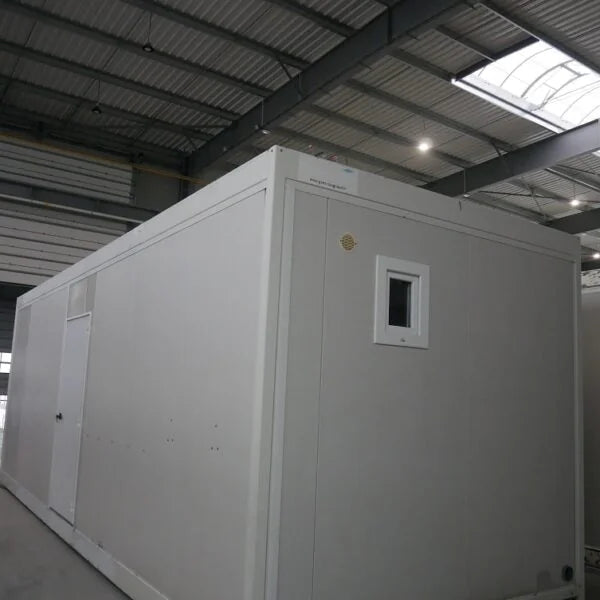 24 m² professional sanitary unit with multiple showers and toilets